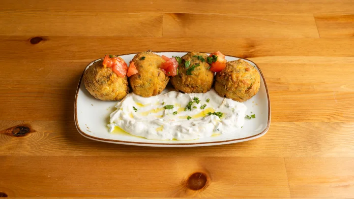 Chả bí ngòi thủ công ăn kèm tzatziki