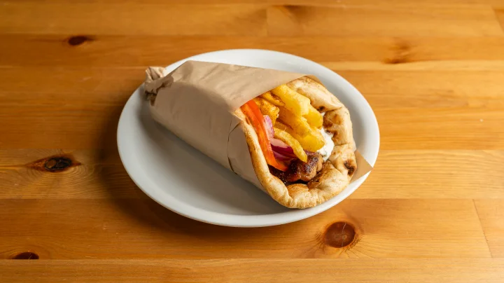 Pita với souvlaki heo