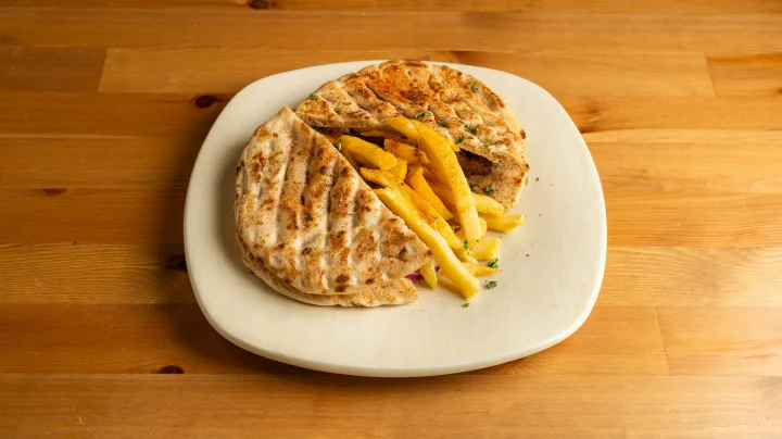 Pita phủ với bò băm nướng