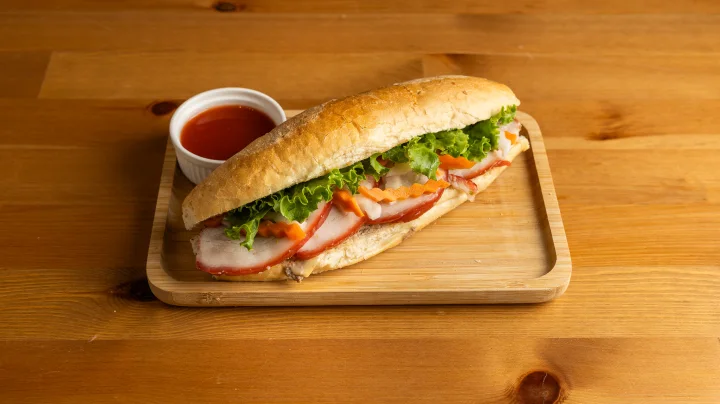 Bánh mì pate và thịt nguội