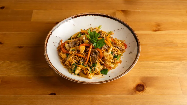 Mì xào thịt bò